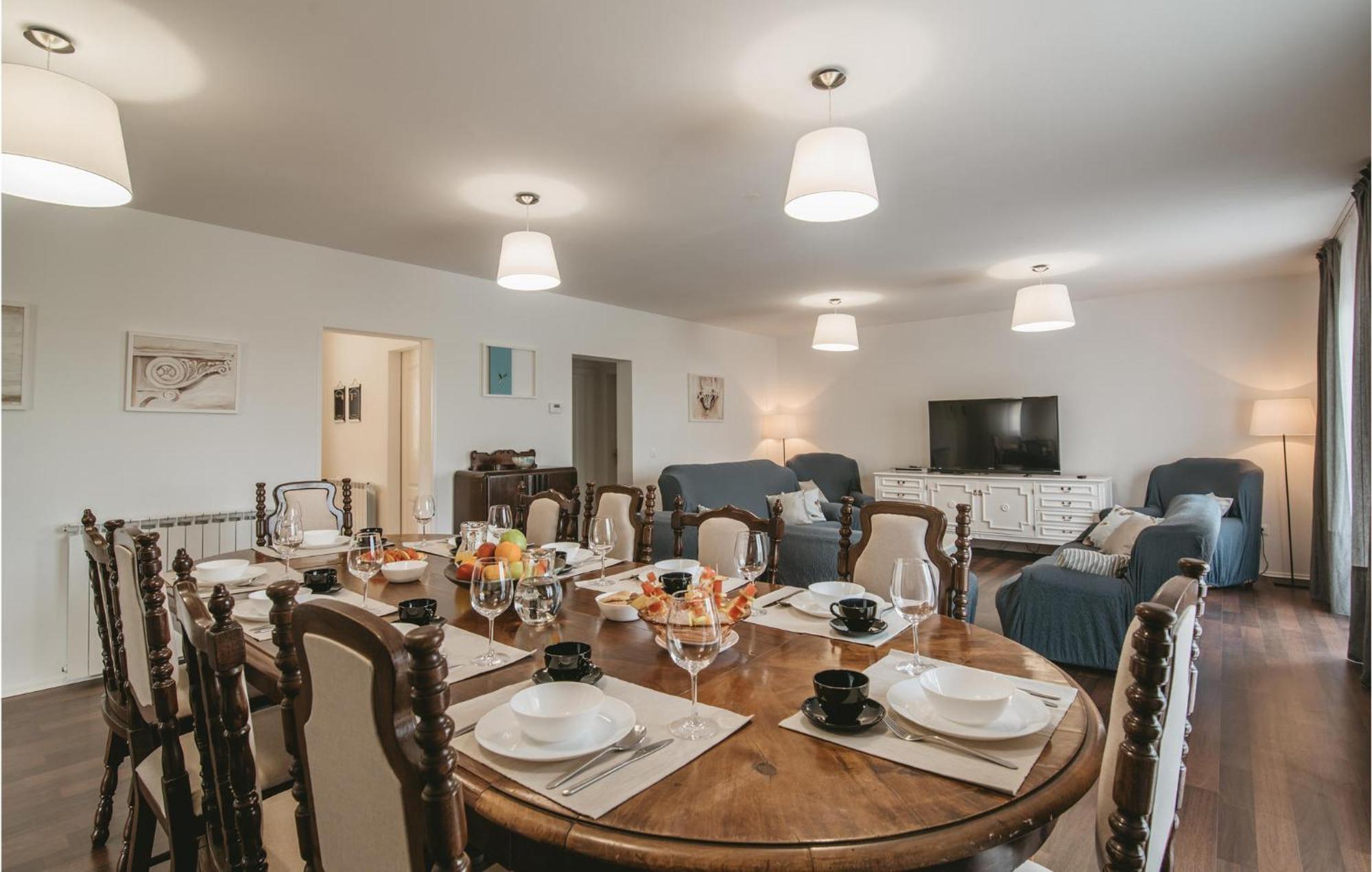 Ferienhaus 5 Bedroom Beautiful In Pula