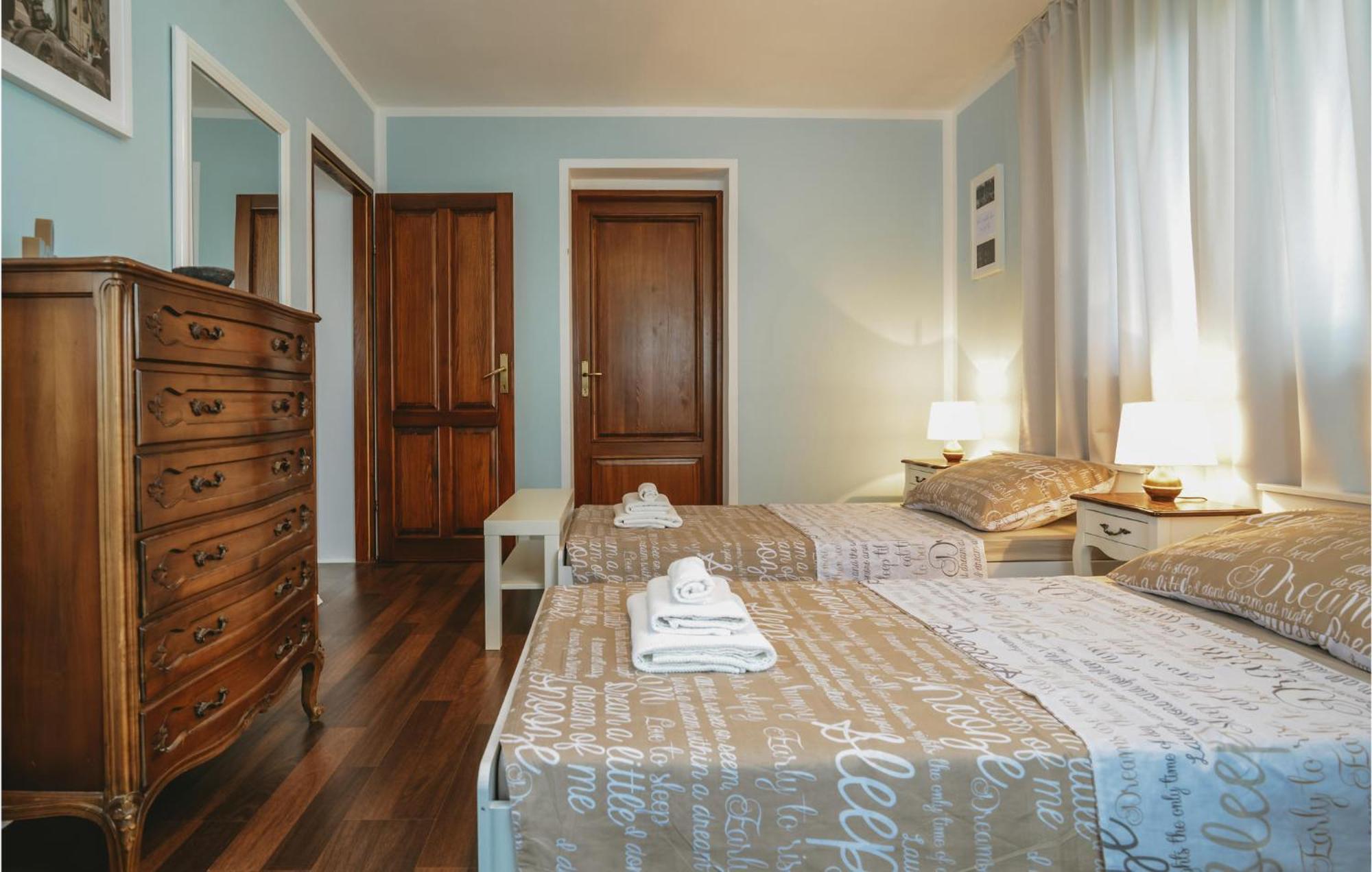 Ferienhaus 5 Bedroom Beautiful In Pula