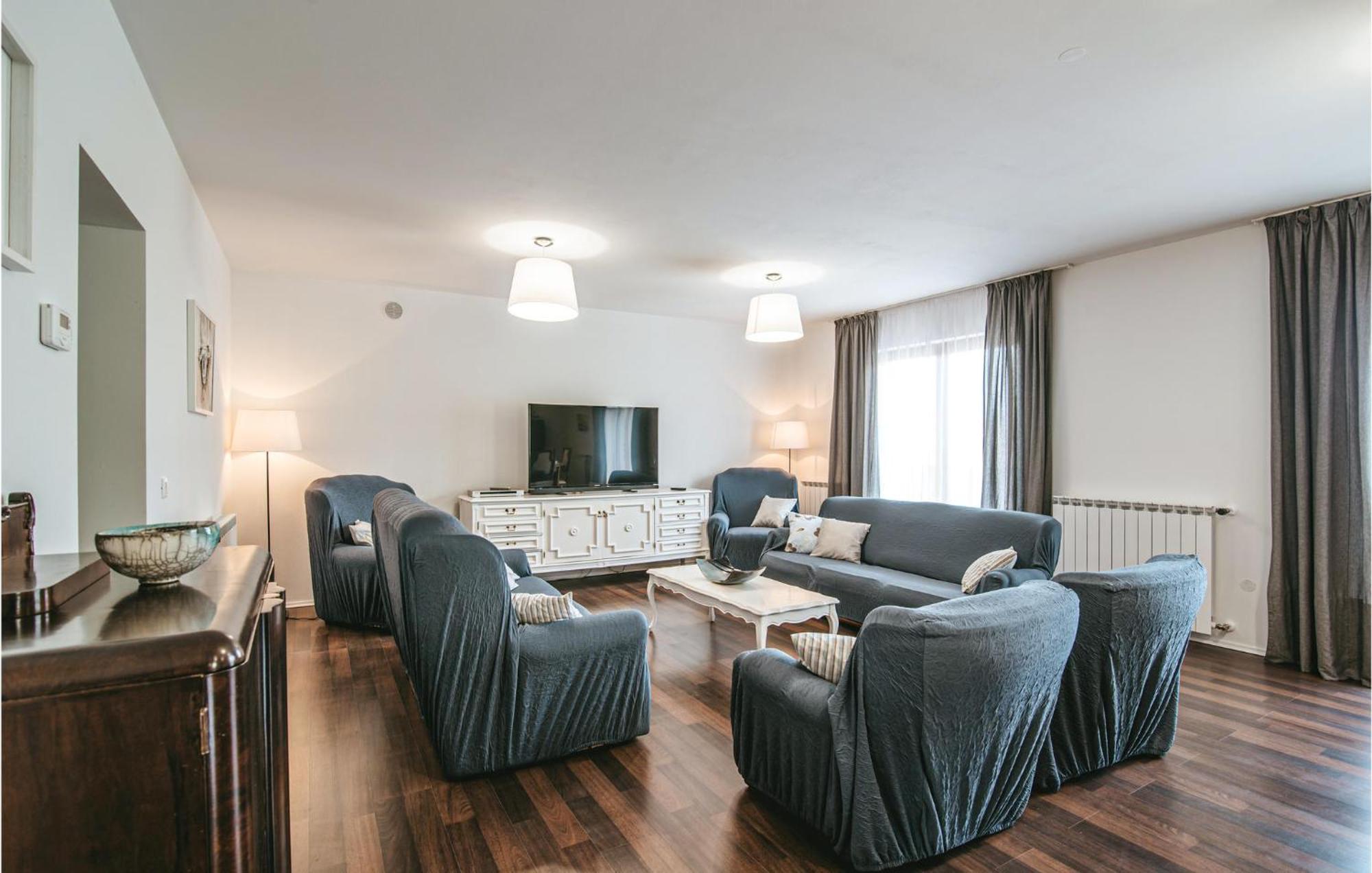 5 Bedroom Beautiful In Pula